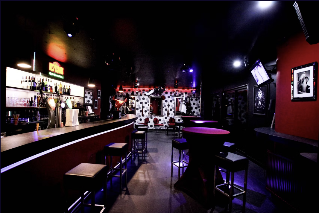 Bisexualité et Fluidité : Pourquoi les soirées "Toutes Tendances" sont le nouveau spot à la mode